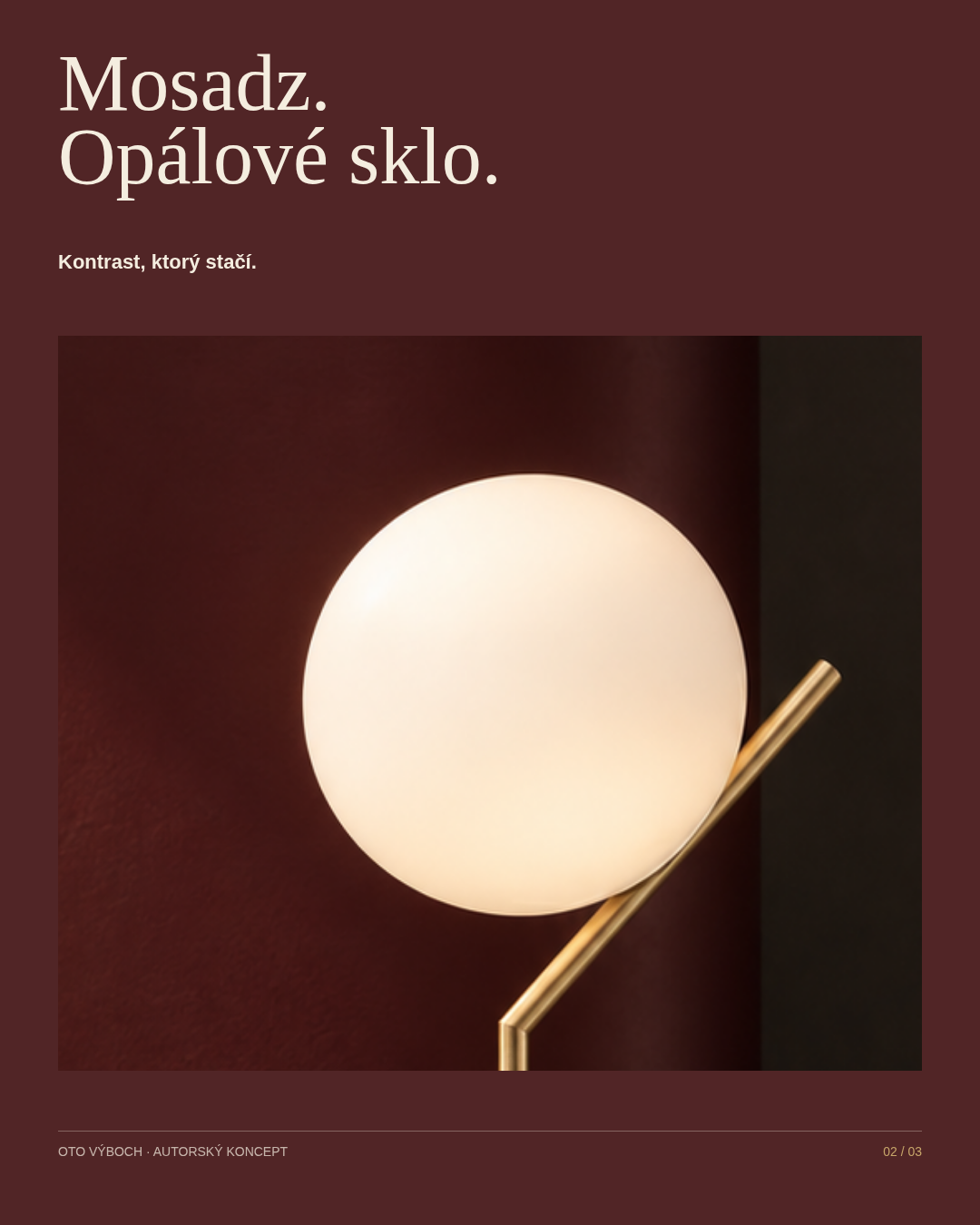 Detail dotyku opálovej gule a mosadznej línie s titulkom Mosadz. Opálové sklo.